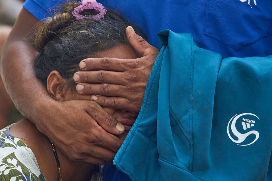 A emoção toma conta de quem espera desesperadamente por notícias das pessoas desaparecidas em deslizamentos de terra no Nepal