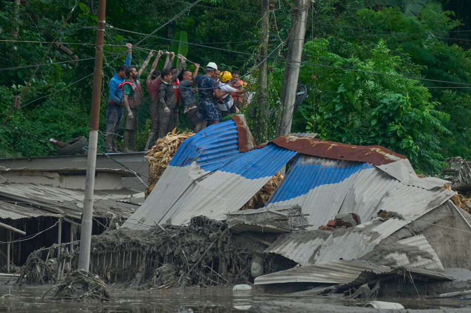 Equipas tentam resgatar sobreviventes das enxurradas no distrito de Nuwakot, no Nepal