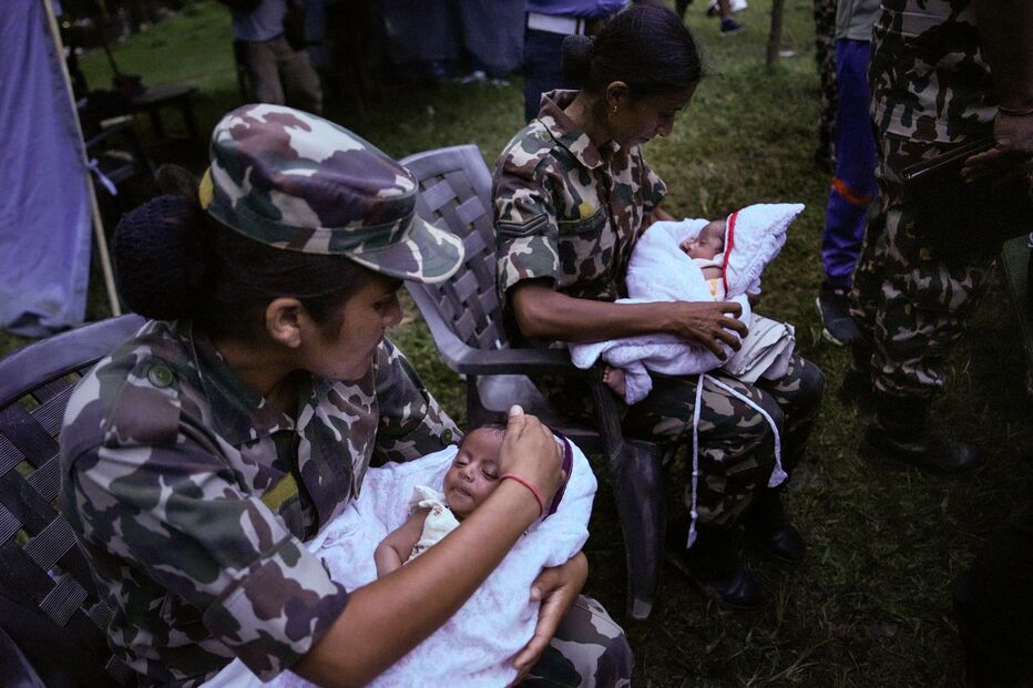 Miliatares do exército nepalês com dois bebés gémeos durante operação de resgate