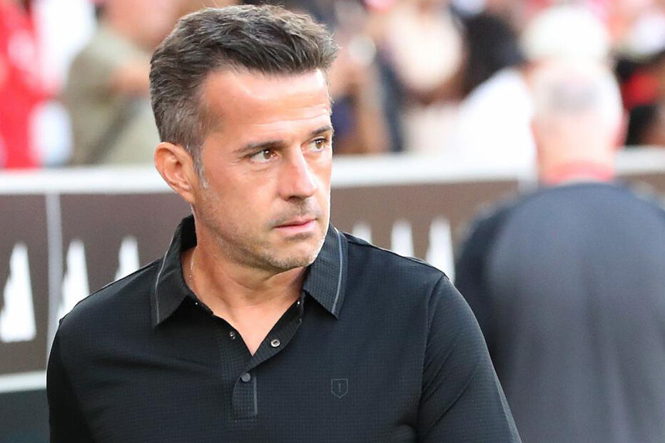Marco Silva reage junto ao banco de suplentes do Benfica