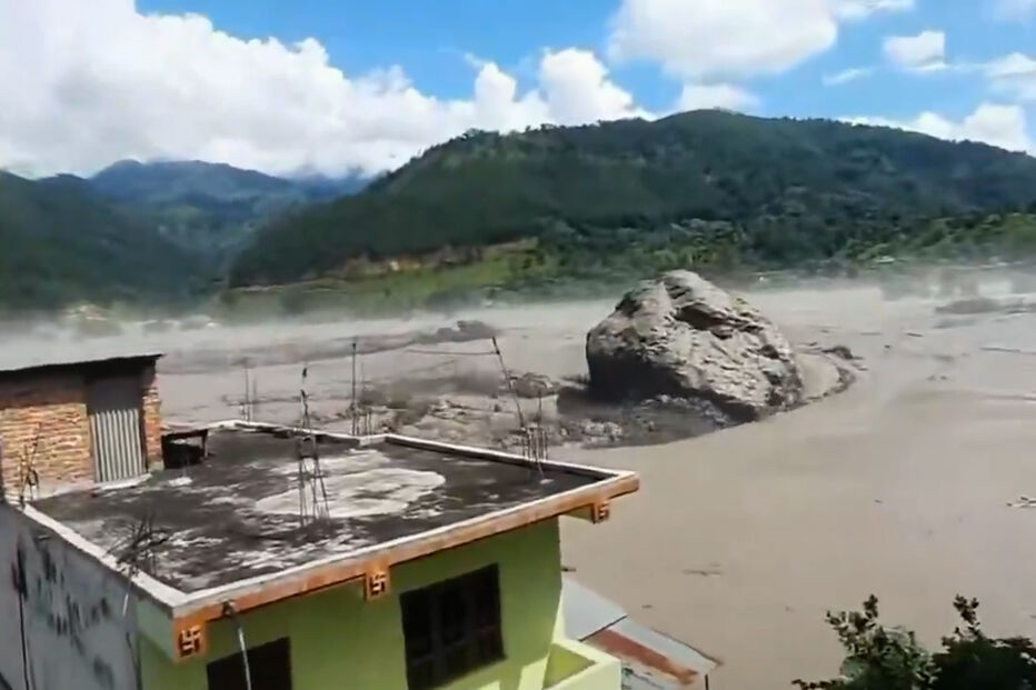 Enxurrada arrasta rocha na fronteira entre o Nepal e a China