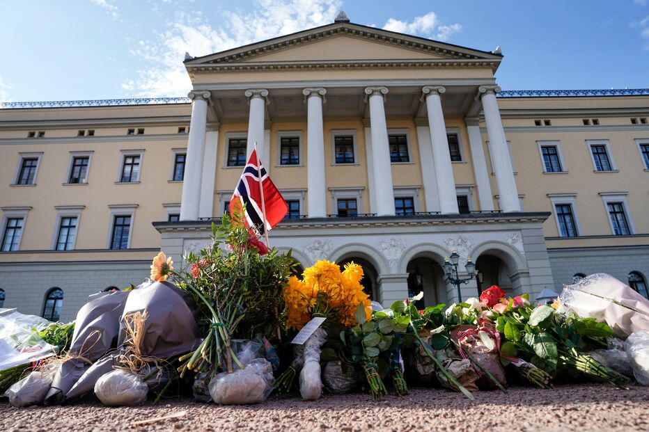 Homenagem ao rei Harald V na Praça do Palácio 