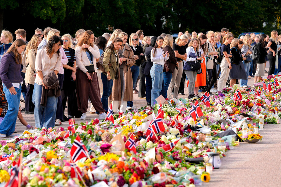 Homenagem ao rei Harald V na Praça do Palácio 