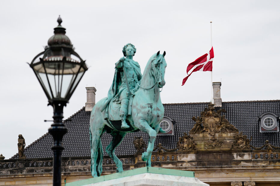 Bandeira da residência da família real dinamarquesa a meia-haste após morte de Harald V