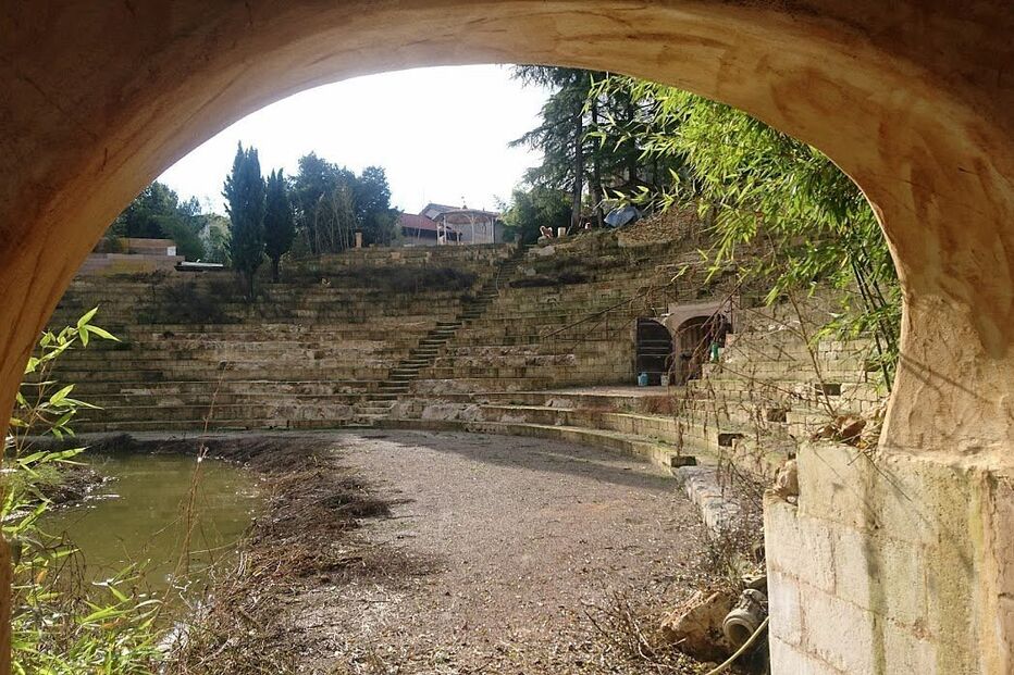 Arqueologia moderna: uma ruína grega construída no século XXI