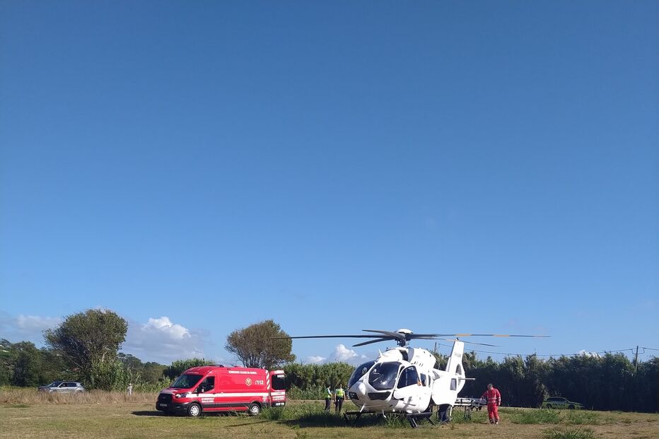 Helicóptero e bombeiros prestam auxílio a vítima no mar na Foz do Arelho