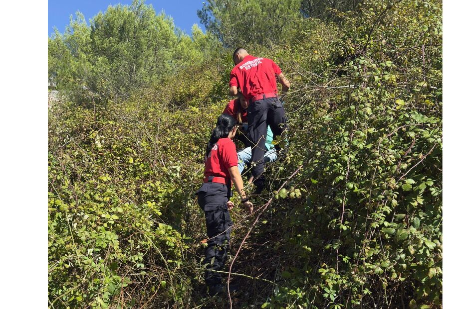 Bombeiros do Estoril resgatam idoso de campo de silvas em Cascais