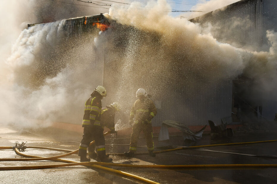 Bombeiros combatem incêndio após ataque russo nos arredores de Kiev