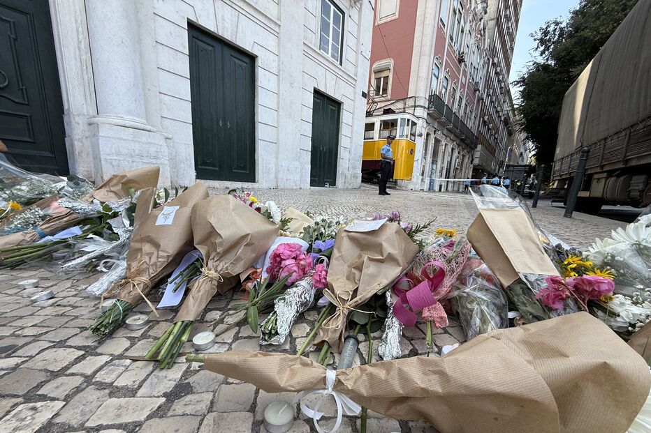 Memorial no Elevador da Glória com flores e velas em homenagem às vítimas