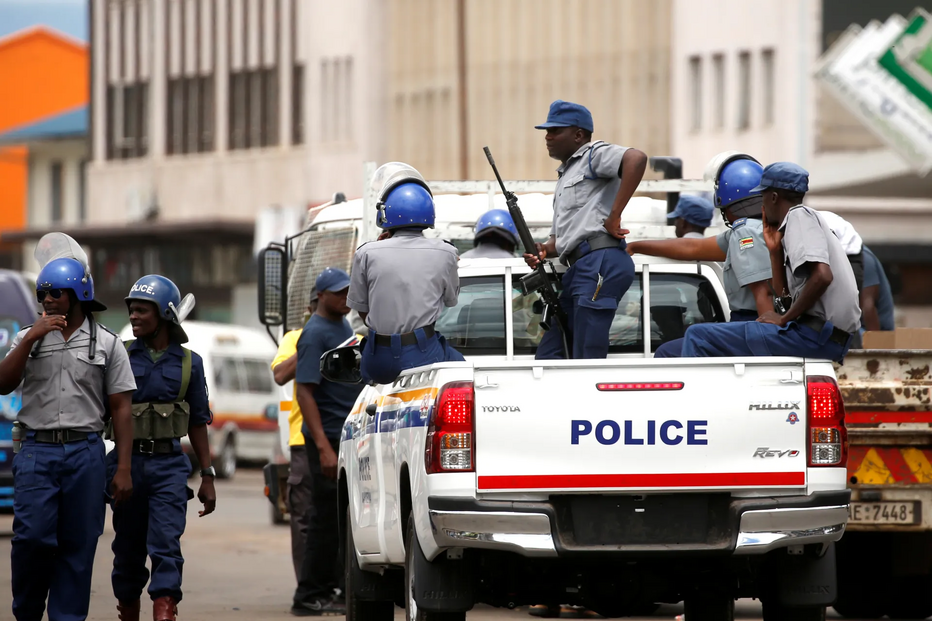 Polícia do Zimbabué anunciou, este sábado, que um acidente de trânsito matou 27 pessoas no país