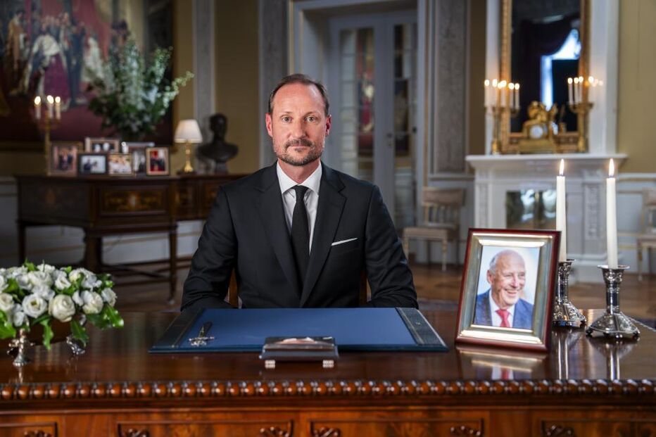 Haakon VIII, novo rei da Noruega, surge com fotografia de seu pai e um retrato de si mesmo
