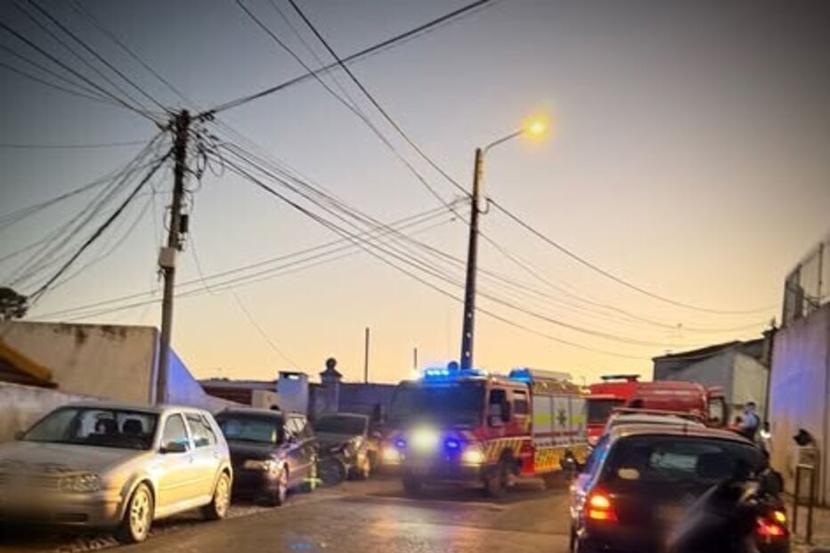 Motociclista ferido em colisão entre mota e carro em Camarate. Condutor de ligeiro colocou-se em fuga