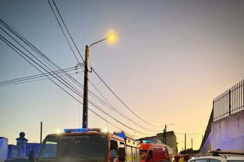 Motociclista ferido em colisão entre mota e carro em Camarate. Condutor de ligeiro colocou-se em fuga