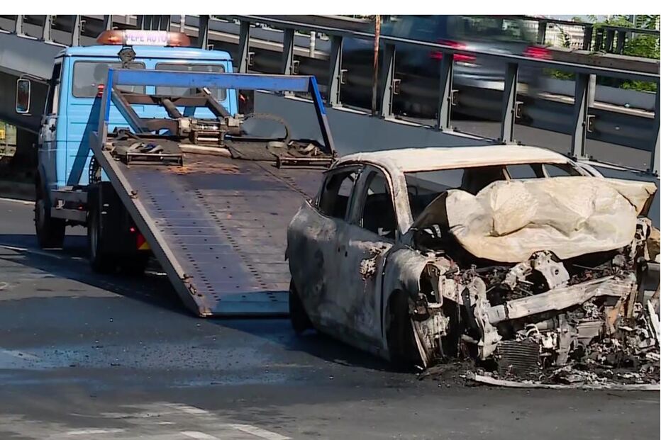 Carro em chamas é levado por reboque em Lisboa