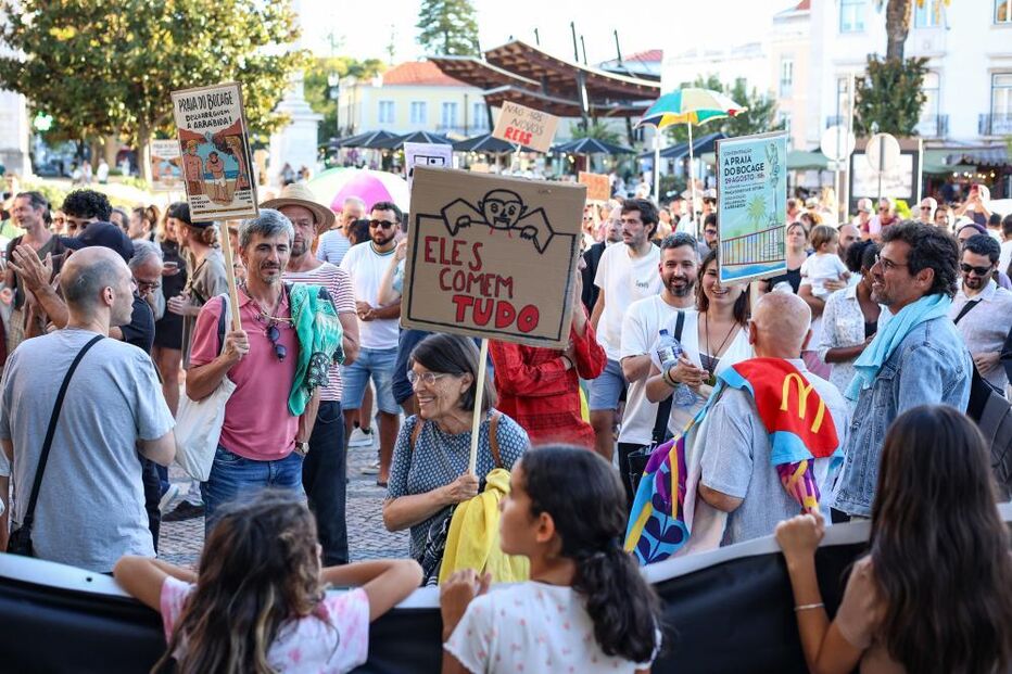 Protesto contra tentativa de privatização de praias da Arrábida reúne 
