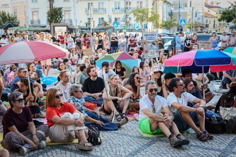Protesto contra tentativa de privatização de praias da Arrábida reúne 