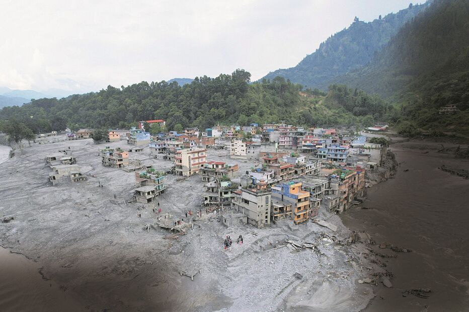 Imagens de drone mostram a destruição causada pela enxurrada