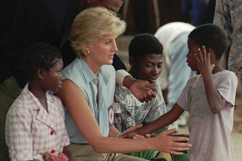  Diana, Princesa de Gales, conversa com jovens angolanos amputados, que perderam os membros devido a minas terrestres, na Oficina Ortopédica Neves Bendinha, nos arredores de Luanda, Angola, a 14 de janeiro de 1997
