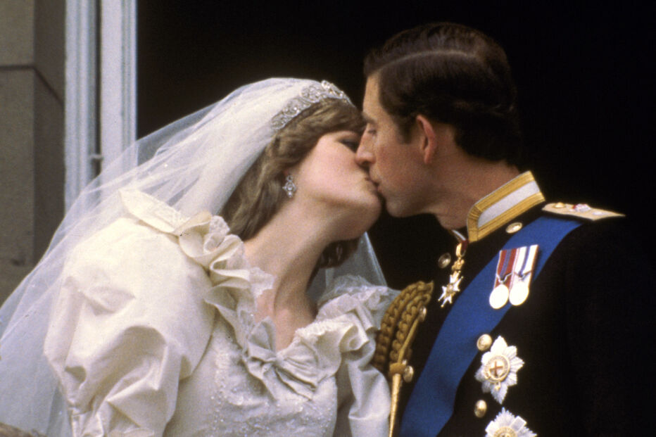  Nesta fotografia de arquivo de 29 de julho de 1981, o príncipe Carlos da Grã-Bretanha beija a sua noiva, a princesa Diana, na varanda do Palácio de Buckingham, em Londres, após o casamento. O príncipe Carlos preparou-se para a coroa durante toda a sua vida. Agora, esse momento chegou finalmente. Carlos, a pessoa mais velha de sempre a ascender ao trono britânico, tornou-se rei na quinta-feira, 8 de setembro de 2022, na sequência do falecimento da sua mãe, a rainha Isabel II