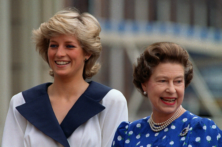 Nesta fotografia de arquivo de 4 de agosto de 1987, Diana, Princesa de Gales, à esquerda, e a Rainha Isabel II da Grã-Bretanha sorriem para os simpatizantes reunidos em frente à Clarence House por ocasião do aniversário da Rainha-Mãe Isabel, em Londres. A rainha Isabel II, a monarca que mais tempo reinou na Grã-Bretanha e um pilar de estabilidade ao longo de grande parte de um século turbulento, faleceu. Tinha 96 anos. O Palácio de Buckingham fez o anúncio num comunicado na quinta-feira, 8 de setembro de 2022