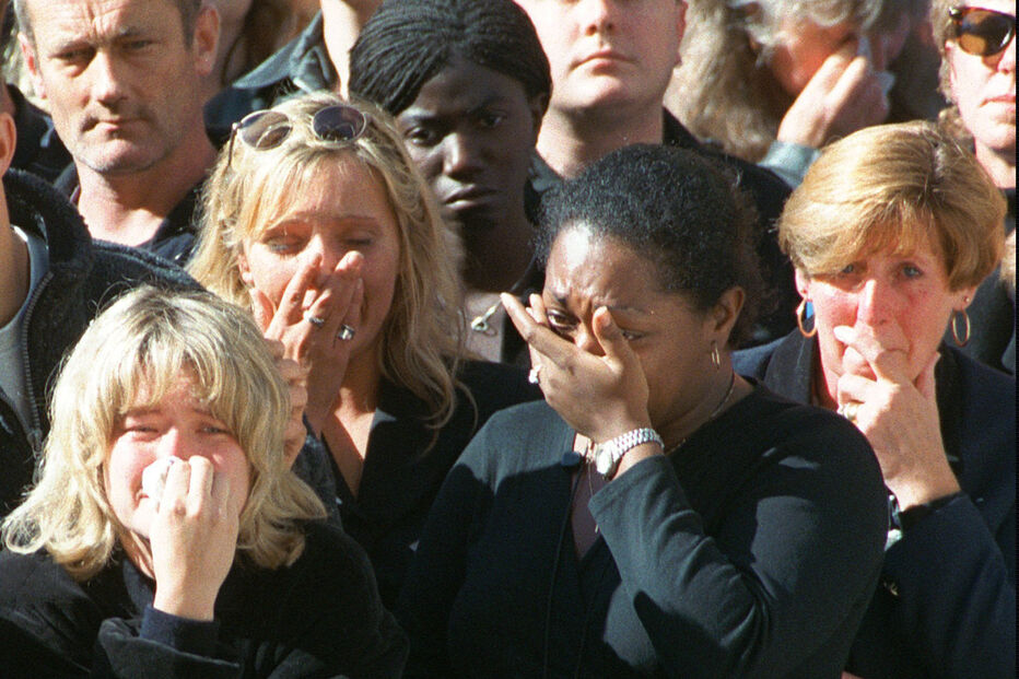 Os espectadores choravam no meio da multidão em Whitehall, em Londres, no sábado, 6 de setembro de 1997, durante a cerimónia fúnebre de Diana, Princesa de Gales. Era uma noite quente de sábado e os jornalistas tinham-se reunido num restaurante de Paris para aproveitar o último fim de semana do verão. Por volta da meia-noite, os telefones à volta da mesa começaram a tocar todos ao mesmo tempo. As redacções estavam a contactar repórteres e fotógrafos para os alertar de que o carro da Princesa Diana se tinha despistado no túnel da Pont de l’Alma, em Paris. Foi assim que a notícia se desenrolou nas primeiras horas do dia 31 de agosto de 1997