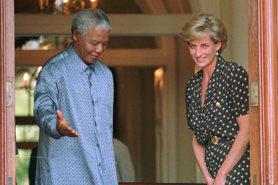 O presidente sul-africano Nelson Mandela, à esquerda, acompanha Diana, Princesa de Gales, durante uma visita de cortesia a Mandela, enquanto ela visitava o seu irmão, o Conde Spencer, na Cidade do Cabo, a 17 de março de 1997