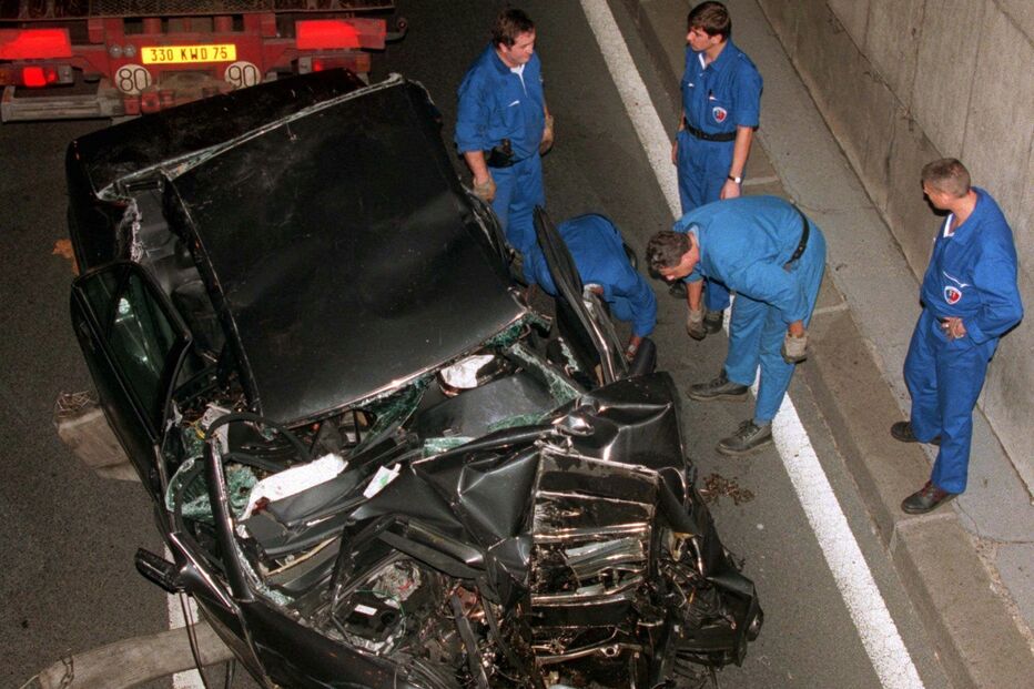  Nesta fotografia de arquivo, tirada no início da manhã de domingo, 31 de agosto de 1997, as forças policiais preparam-se para retirar o carro em que Diana, Princesa de Gales, faleceu em Paris, num acidente de viação que também causou a morte do seu companheiro, Dodi Fayed, e do motorista