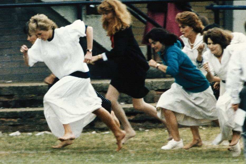  A princesa Diana, do Reino Unido, vestida com um vestido branco, corre à frente durante a corrida das mães, realizada no âmbito de um dia desportivo da escola de Wetherby, onde o seu filho, o príncipe William, é aluno, na terça-feira, 28 de junho de 1989