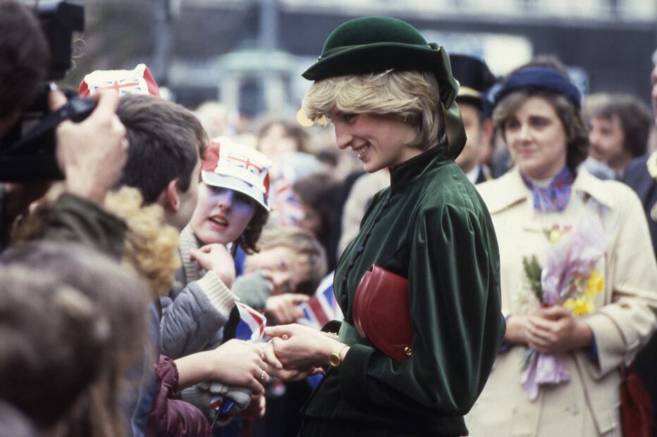 Diana, a Princesa de Gales, aperta a mão e conversa com crianças em idade escolar durante a sua visita a um novo centro comercial em Aylesbury, Bucks., Inglaterra, a 2 de março de 1983