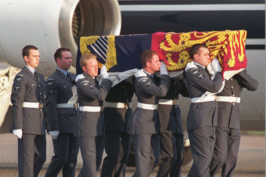 O caixão com o corpo de Diana, Princesa de Gales, coberto com o Estandarte Real, é transportado por pilotos da Força Aérea Real, após a chegada à base aérea de Northolt, a 31 de agosto de 1997, proveniente de Paris. A princesa, o seu companheiro Dodi Fayed e o motorista faleceram num acidente de viação em Paris, ocorrido no início desse mesmo dia. A história da morte da princesa Diana, aos 36 anos, naquele acidente catastrófico num túnel de trânsito em Paris, continua a chocar, mesmo um quarto de século depois