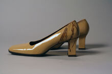 Par de sapatos ensaguentados de Linda Raisch-Lopez, uma mulher que começou a abandonar a Torre Sul, desde o 97.º andar, depois de ver a Torre Norte em chamas. Caminhou até ao ferry que a levava até Nova Jersey e foi aí que se apercebeu que o sangue dos seus pés, cortados e com bolhas, tinha manchado os sapatos.  