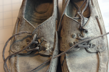 David Handschuh era fotógrafo do New York Daily News e estava a trabalhar quando ficou ferido no colapso da Torre Sul. Os sapatos que tinha calçados naquele momento ficaram completamente cobertos de pó. Guardou-os e mais tarde ofereceu-os ao Museu. 