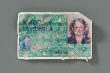 Cartão de identificação de Lyudmila Ksido, uma mulher que trabalhava na Marsh & McLennan e estava no 94.º andar da Torre Norte. Tinha 46 anos e era mãe de três filhos. 