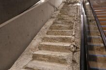 Esta escada ligava a praça do World Trade Center à Vesey Street e foi utilizada por centenas de pessoas para escapar durante o ataque. Sobreviveu ao colapso e acabou preservada como um dos símbolos da sobrevivência. 