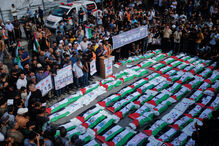 Gaza enterra 100 corpos em cortejo após massacre