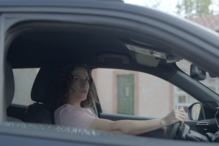 Laura atropela Bibi num carro