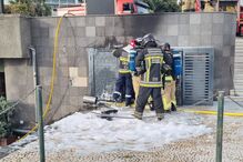Bombeiros combatem incêndio que deflagrou em restaurante no Funchal