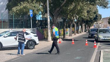 Condutor que atropelou polícias entregou-se na PSP de Portimão com advogada
