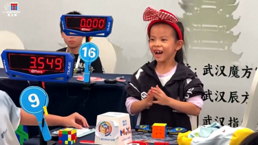 Lian Yunzhi tem seis anos e bateu um novo record mundial do cubo mágico