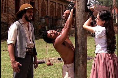 Isaura é colocada no tronco