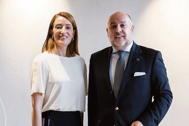 Roberta Metsola, presidente do Parlamento Europeu, com Alfredo Sousa de Jesus 