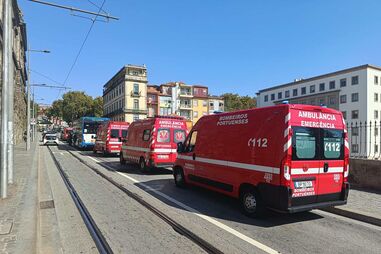 Cinco feridos em acidente entre autocarro e carro no Porto. Condutor TVDE agredido  