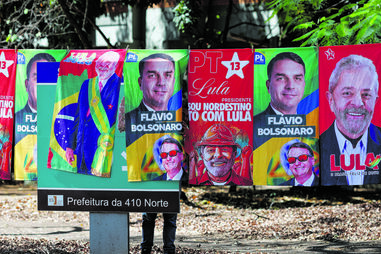 Toalhas de praia com os candidatos Lula da Silva e Flávio Bolsonaro, os favoritos para as eleições de 4 de outubro 
