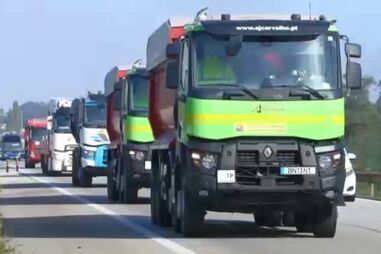Vídeo mostra "comboio de camiões" a buzinar em marcha lenta em autoestrada