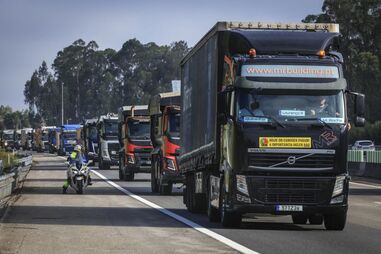 Marcha lenta de camiões e buzinão contra o aumento do preço dos combustíveis
