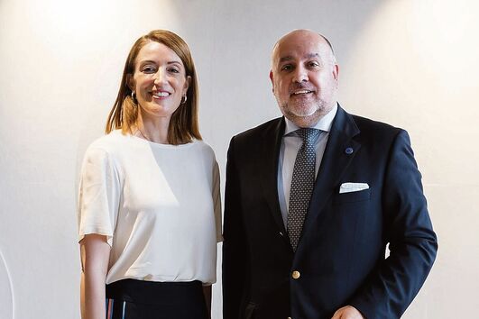 Roberta Metsola, presidente do Parlamento Europeu, com Alfredo Sousa de Jesus 