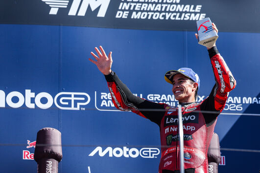 O espanhol Marc Márquez e a equipa Ducati Lenovo comemoram a vitória durante a cerimónia de entrega de prémios da 14.ª prova do MotoGP, o Grande Prémio Red Bull de São Marinho e da Riviera de Rimini