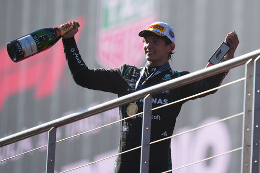 O piloto italiano da Mercedes, Andrea Kimi Antonelli, comemora no pódio após vencer o Grande Prémio de Espanha de Fórmula 1, em Madrid, no domingo, 13 de setembro de 2026