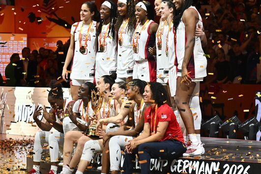 Estados Unidos tornaram-se, este domingo, campeões mundiais femininos de basquetebol pela quinta vez seguida