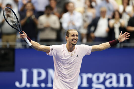 Alexander Zverev, da Alemanha, comemora após ter vencido a final de singulares masculino do torneio de ténis do US Open contra Ben Shelton, dos Estados Unidos, no domingo, 13 de setembro de 2026, em Nova Iorque